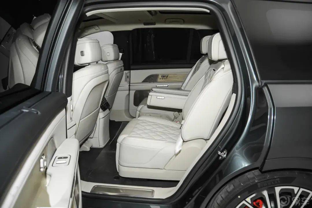 第三代蔚來ES8在現(xiàn)款車型的基礎(chǔ)上進行微調(diào),依舊采用家族式Shark Nose前臉設(shè)計