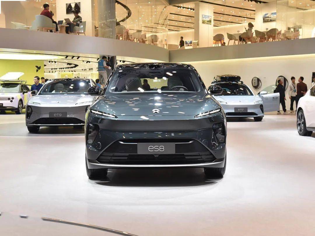 第三代蔚來ES8在現(xiàn)款車型的基礎(chǔ)上進行微調(diào),依舊采用家族式Shark Nose前臉設(shè)計