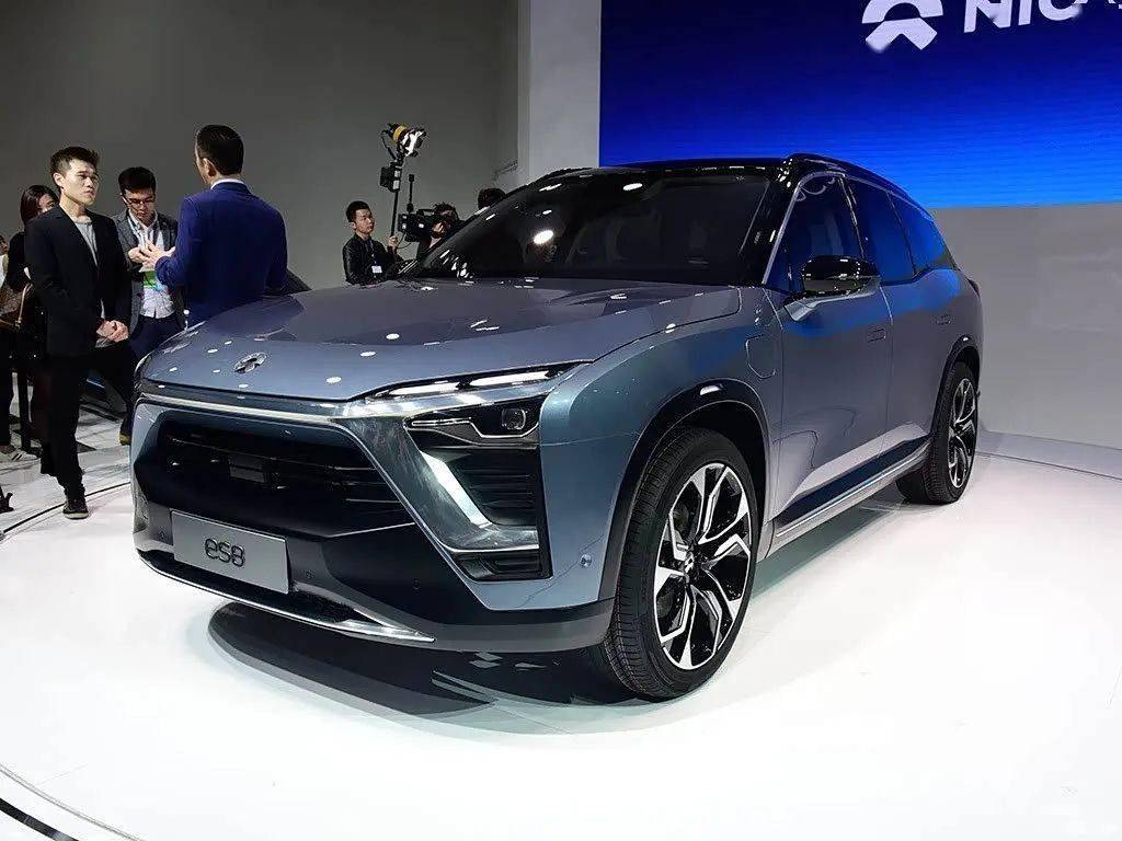 第三代蔚來ES8在現(xiàn)款車型的基礎(chǔ)上進行微調(diào),依舊采用家族式Shark Nose前臉設(shè)計