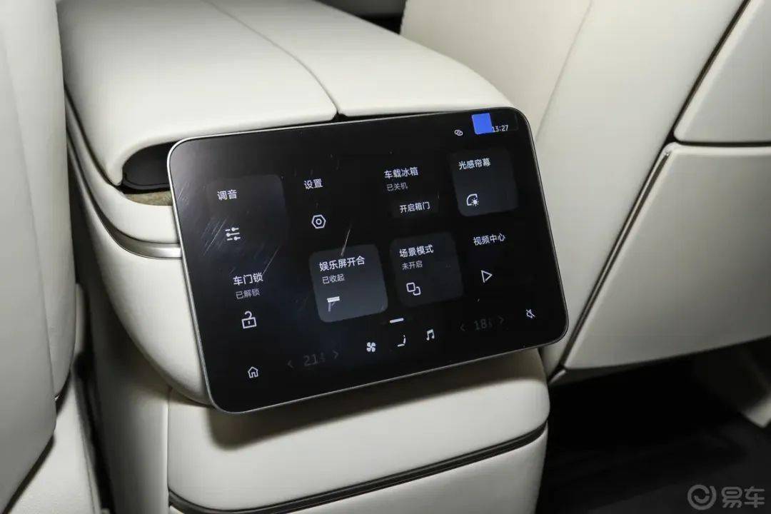 第三代蔚來ES8在現(xiàn)款車型的基礎(chǔ)上進行微調(diào),依舊采用家族式Shark Nose前臉設(shè)計