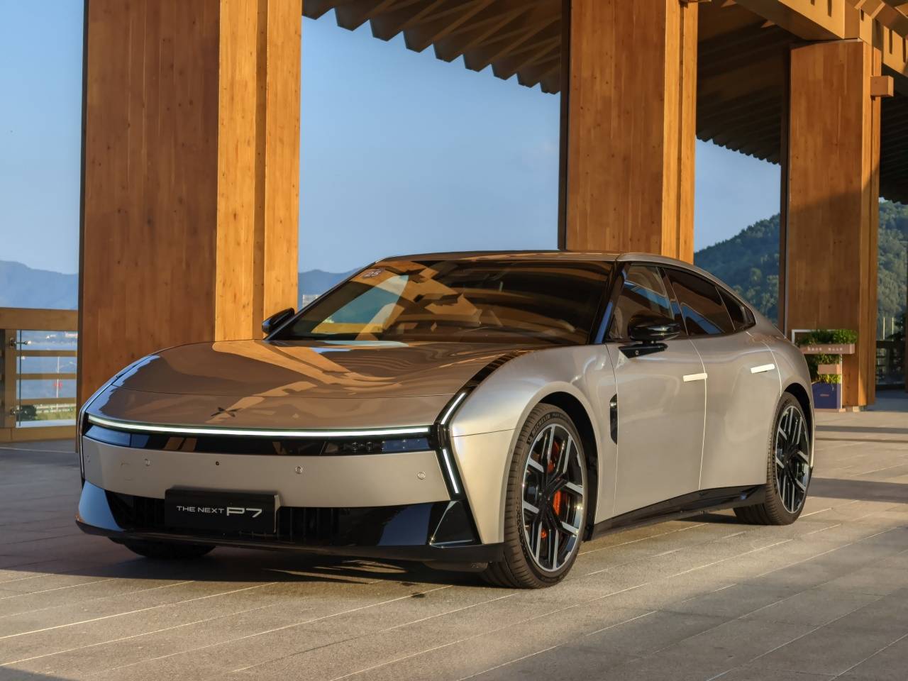 全新小鵬P7后驅(qū)版試駕分享:底盤質(zhì)感超越5系,操控感拿捏到位