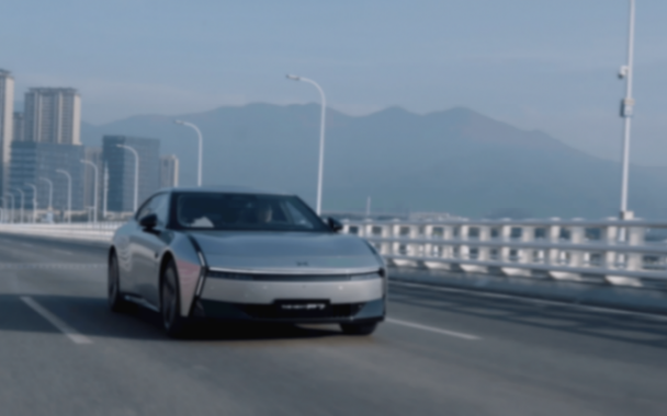 全新小鵬P7后驅(qū)版試駕分享:底盤質(zhì)感超越5系,操控感拿捏到位