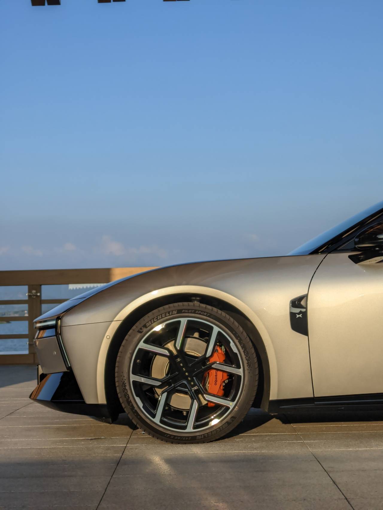 全新小鵬P7后驅(qū)版試駕分享:底盤質(zhì)感超越5系,操控感拿捏到位