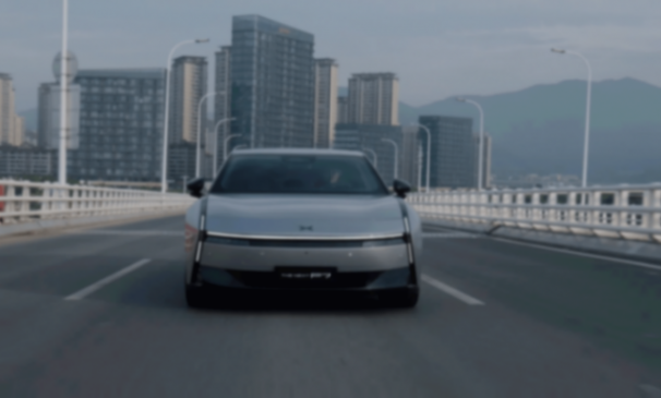 全新小鵬P7后驅(qū)版試駕分享:底盤質(zhì)感超越5系,操控感拿捏到位