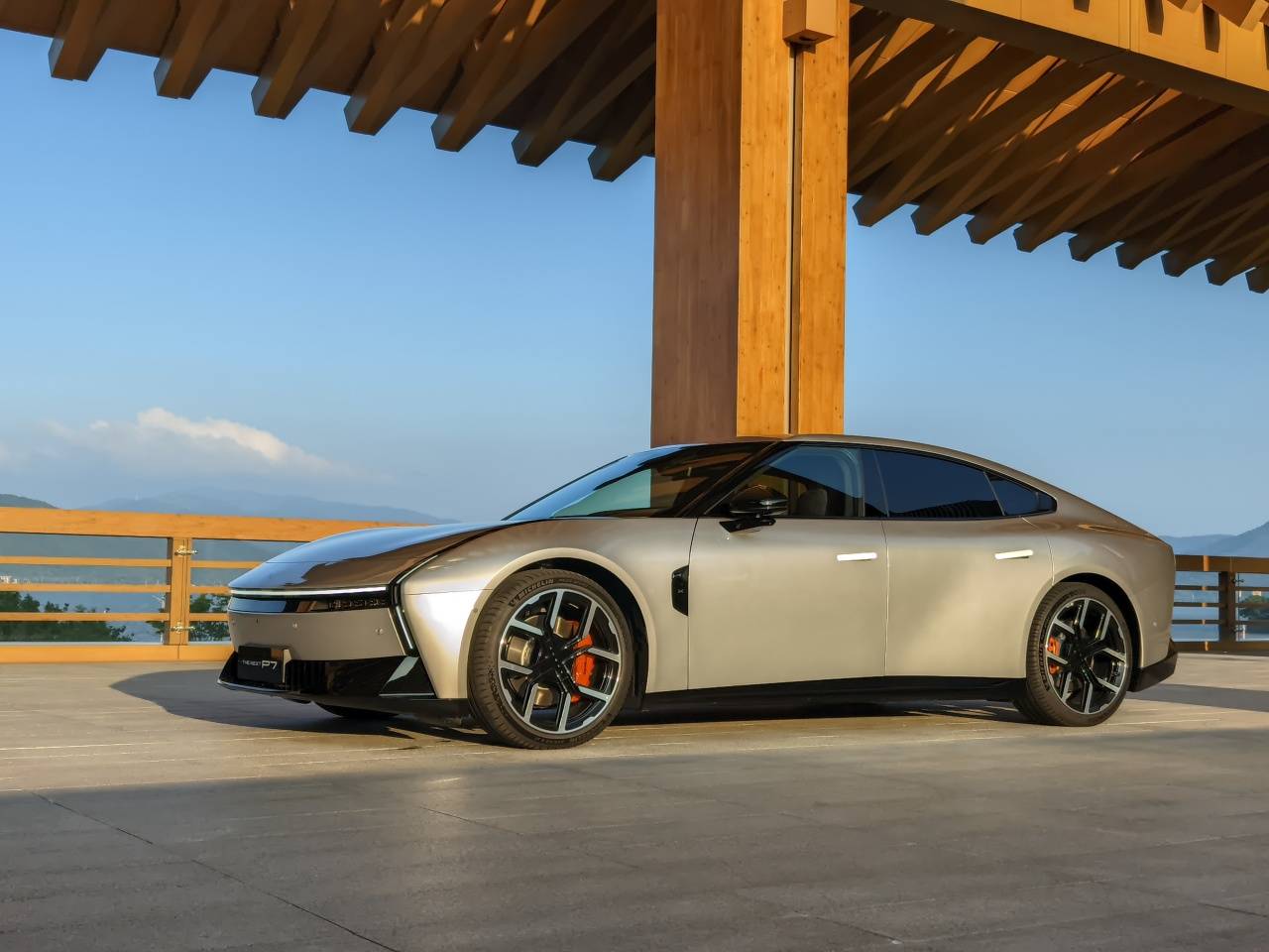 全新小鵬P7后驅(qū)版試駕分享:底盤質(zhì)感超越5系,操控感拿捏到位