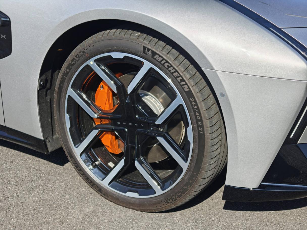 全新小鵬P7后驅(qū)版試駕分享:底盤質(zhì)感超越5系,操控感拿捏到位