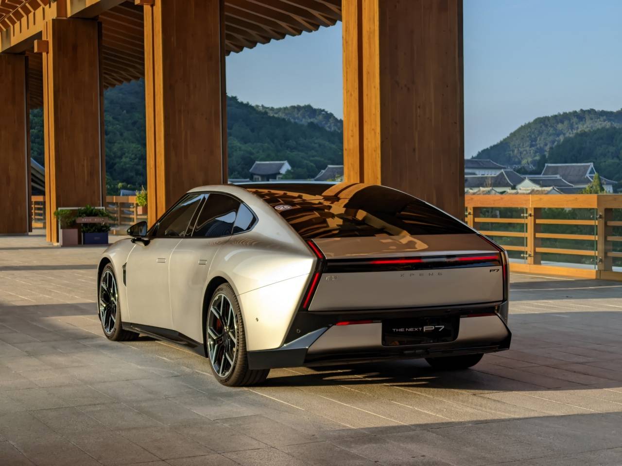 全新小鵬P7后驅(qū)版試駕分享:底盤質(zhì)感超越5系,操控感拿捏到位