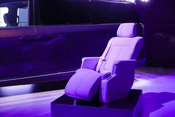 全新GL8陸尊:24小時訂單破萬,MPV王者如何征服新能源時代?