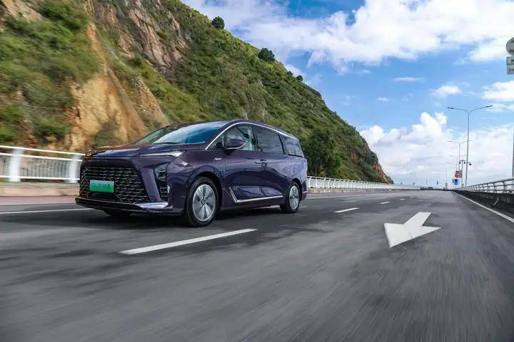 全新GL8陸尊:24小時訂單破萬,MPV王者如何征服新能源時代?