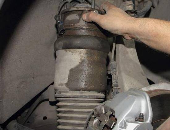 國(guó)產(chǎn)車(chē)掀桌子了!13萬(wàn)配CDC,20萬(wàn)雙腔空懸,豪車(chē)配置變白菜價(jià)?