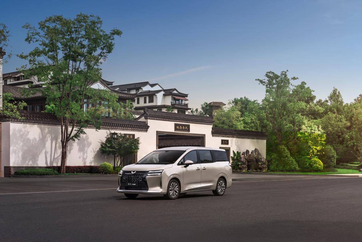 搭載三種動力,配備側滑門,五菱星光730MPV亮相成都車展