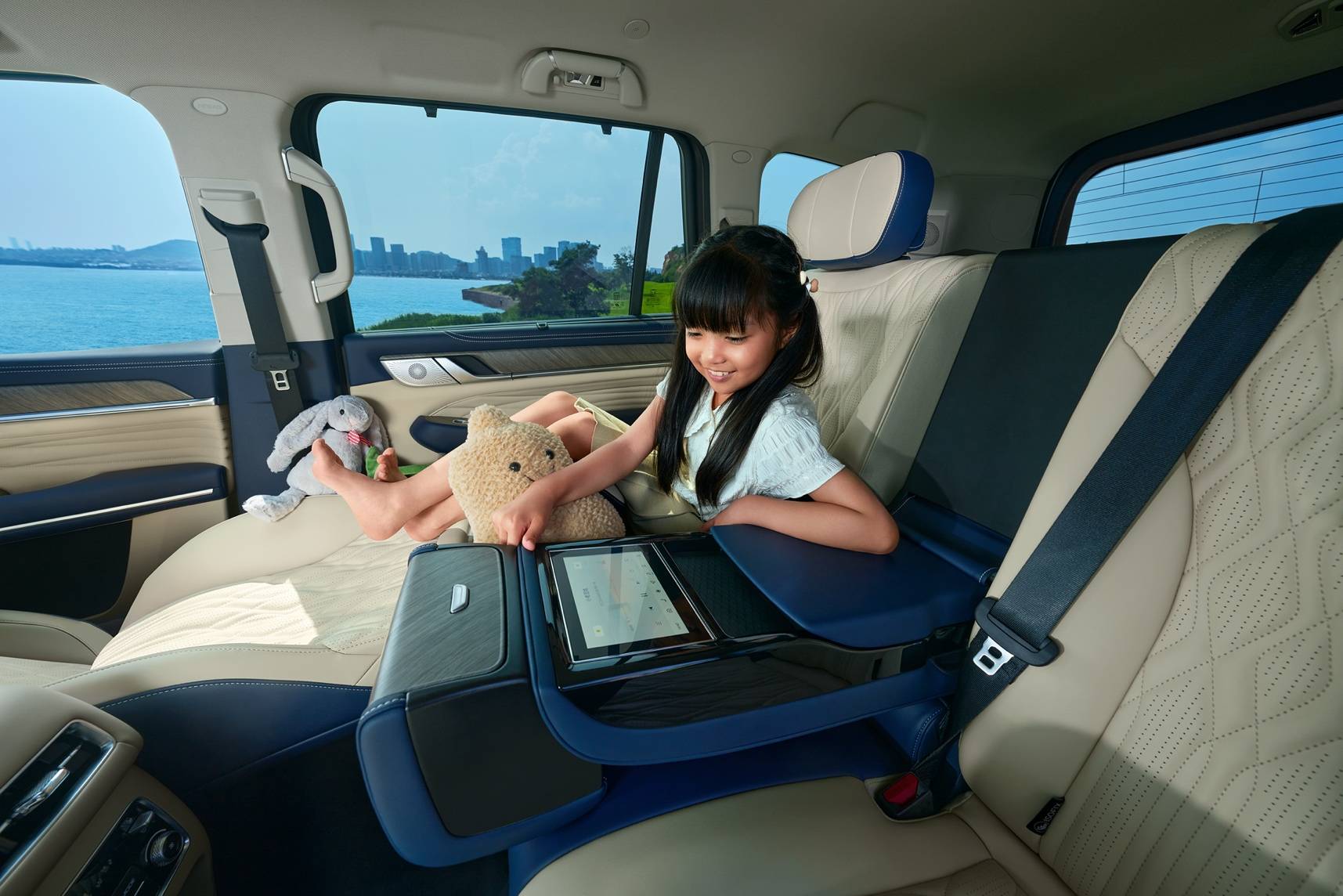 全新坦克500上市2小時大定破1.2萬臺,牽手張雨綺刷爆成都車展