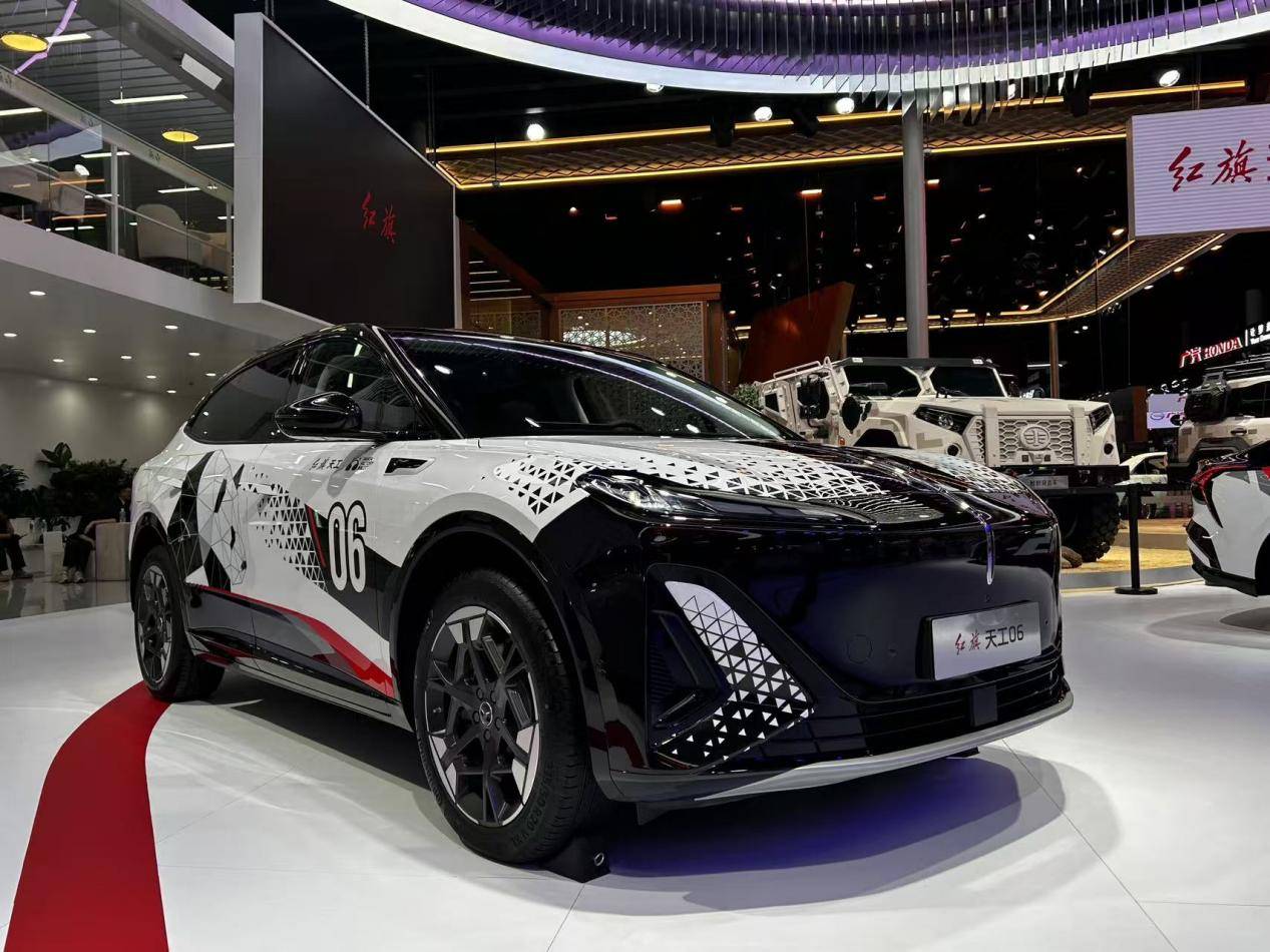 紅旗成都車展“攻守道”:金葵花守豪華之正,天工系列攻年輕之奇