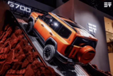 縱橫G700定位中大型SUV,提供5座和6座布局,全系搭載鯤鵬超能混動CDM-O系統(tǒng),集成了縱橫靈感座艙與縱橫乾崑智駕