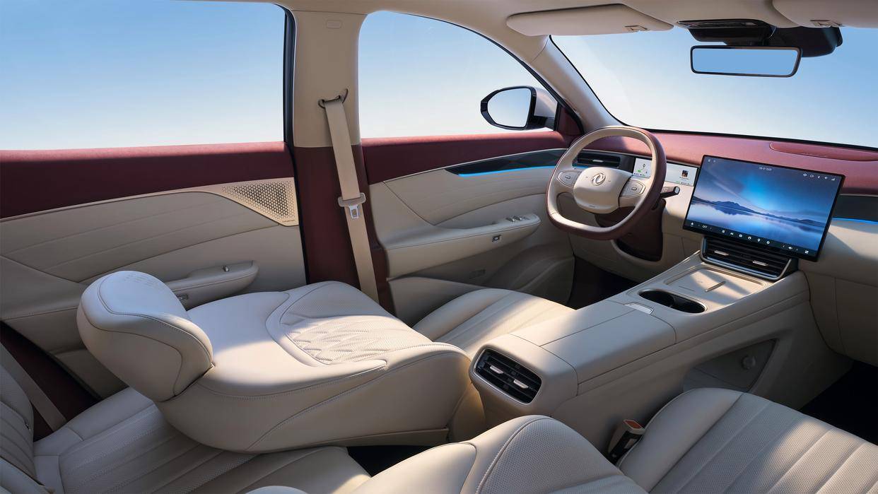 成都車展丨東風風神L8限時11.39萬起,后排配有2.5K吸頂屏