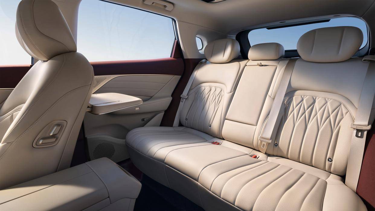 成都車展丨東風風神L8限時11.39萬起,后排配有2.5K吸頂屏