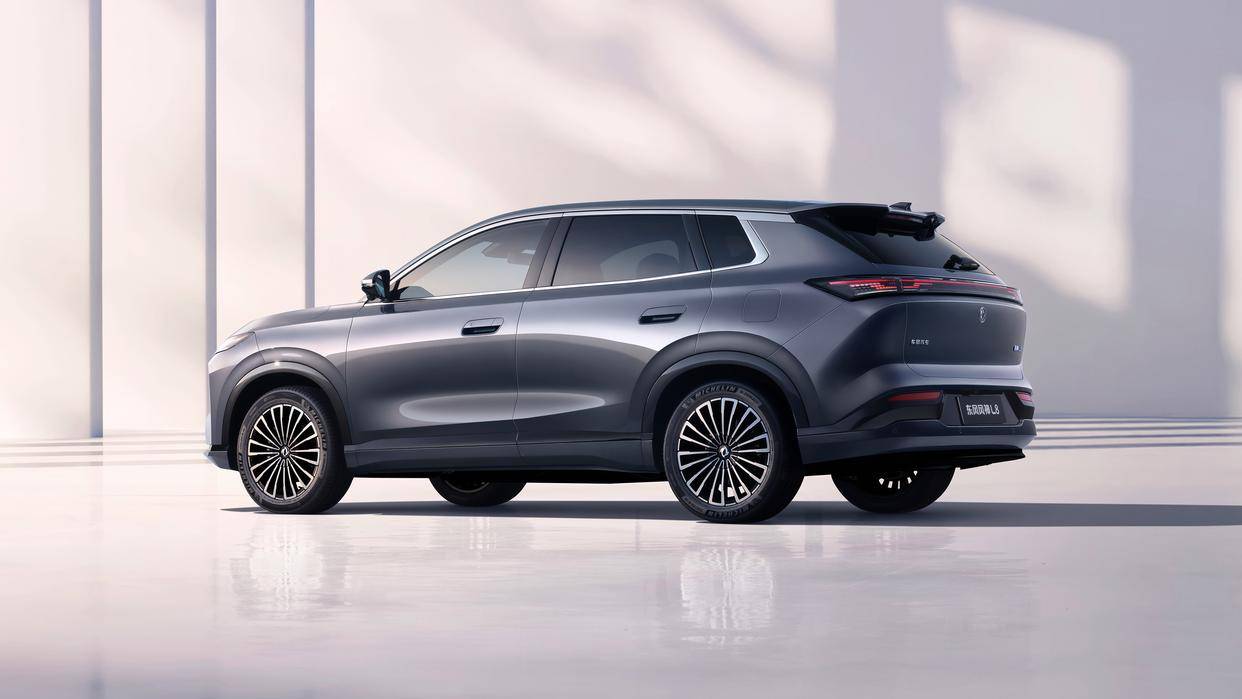 成都車展丨東風風神L8限時11.39萬起,后排配有2.5K吸頂屏