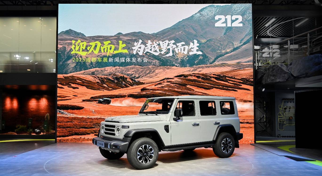 柴油動力逆襲!212 T01如何用1000km續航重新定義硬派越野經濟性?