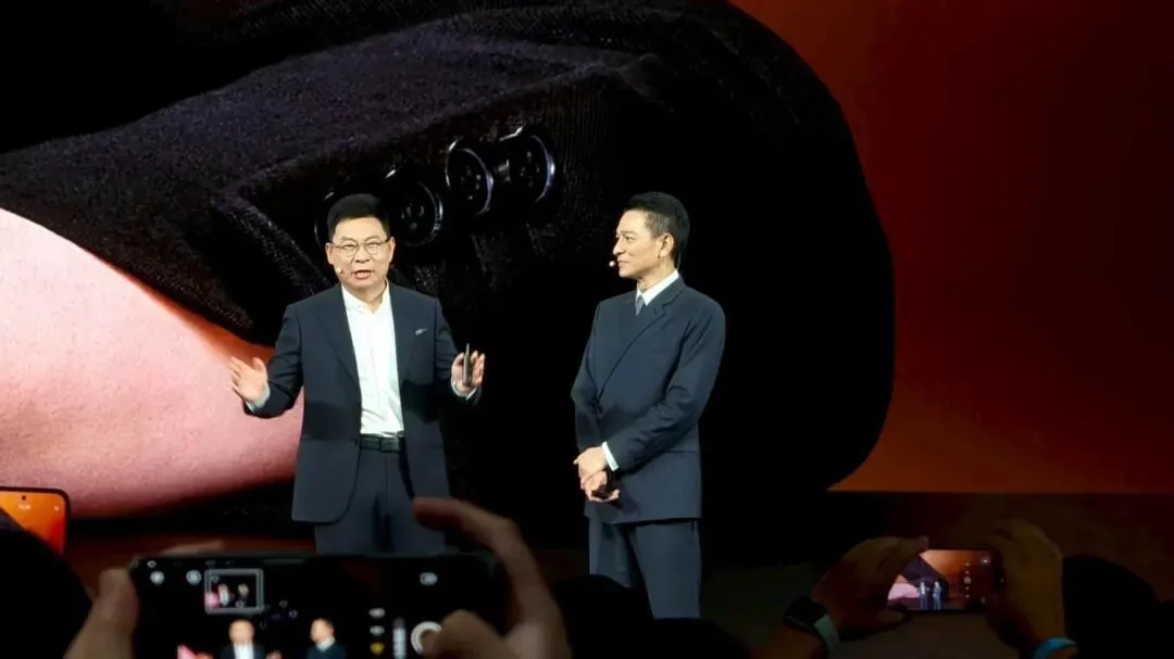 時隔4年,華為史上最強麒麟9020芯片回歸!三折疊17999元開售,國產黑科技引爆全場 ▲余承東(左)與劉德華(右)