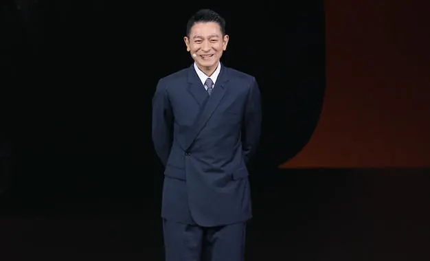 華為Mate XTs非凡大師發(fā)布:三折疊+麒麟9020芯片,17999元起