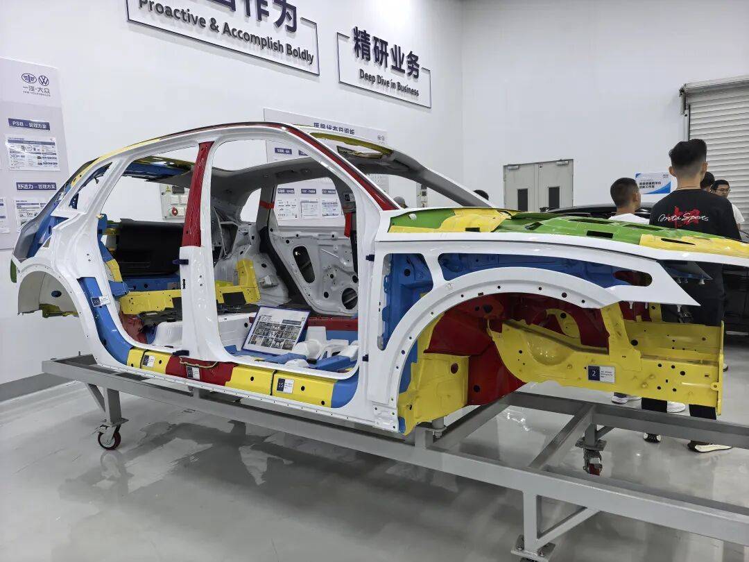 在當(dāng)下新能源車的傳播中,“超高強度鋼用量 80%”、“強度達 2000 兆帕甚至2200兆帕” ,已成為車企的常見傳播話術(shù)