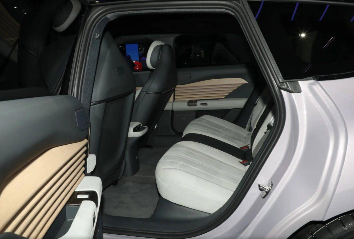 享界S9T對比奧迪E5,30萬預算,純電旅行車怎么選?