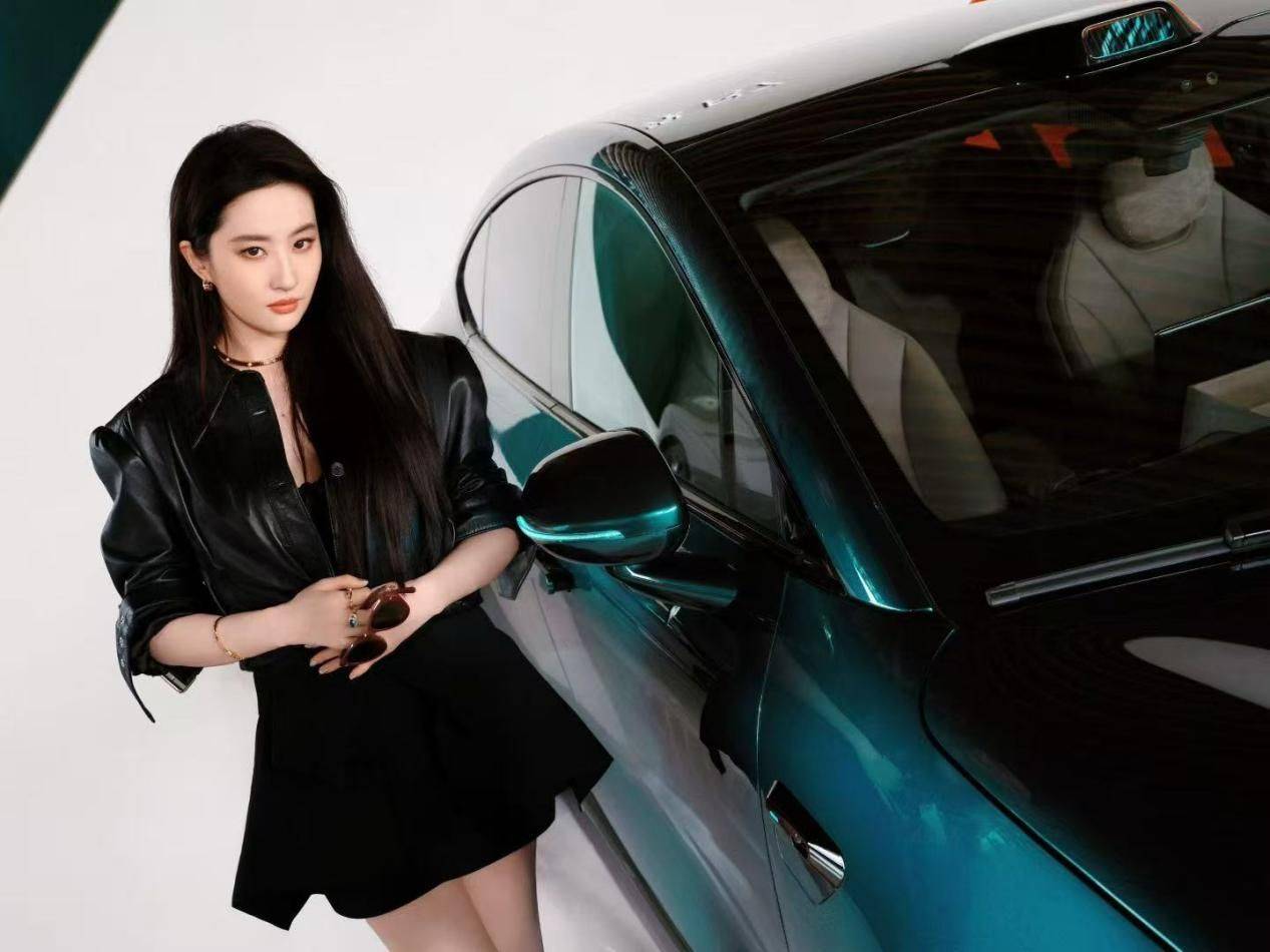 智界×劉亦菲:科技不復雜,出行本應“直接一點”