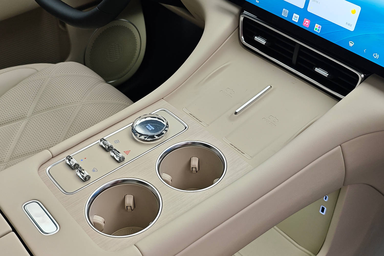 標(biāo)配6K 30英寸巨屏!靜態(tài)詳細(xì)體驗(yàn)奇瑞風(fēng)云T11