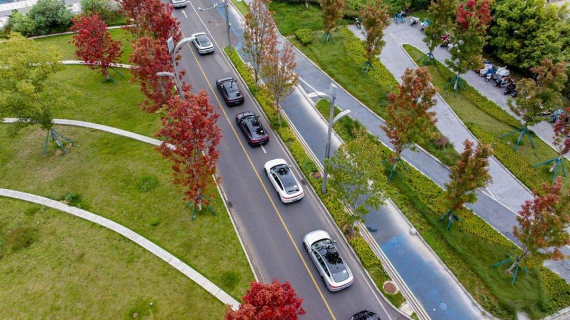 無(wú)框車門+掀背尾翼:A06試駕,轎跑美學(xué)如何‘卷’出新高度?