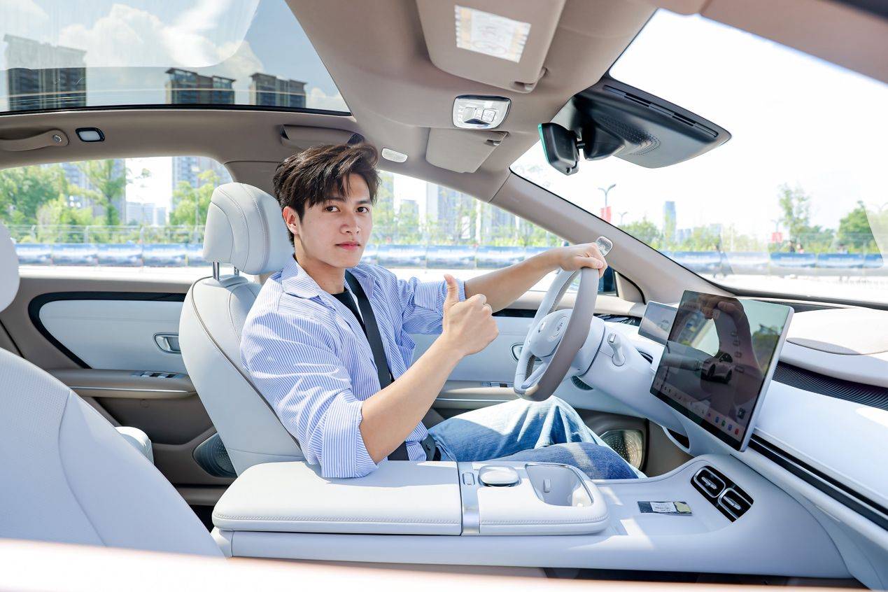 無(wú)框車門+掀背尾翼:A06試駕,轎跑美學(xué)如何‘卷’出新高度?