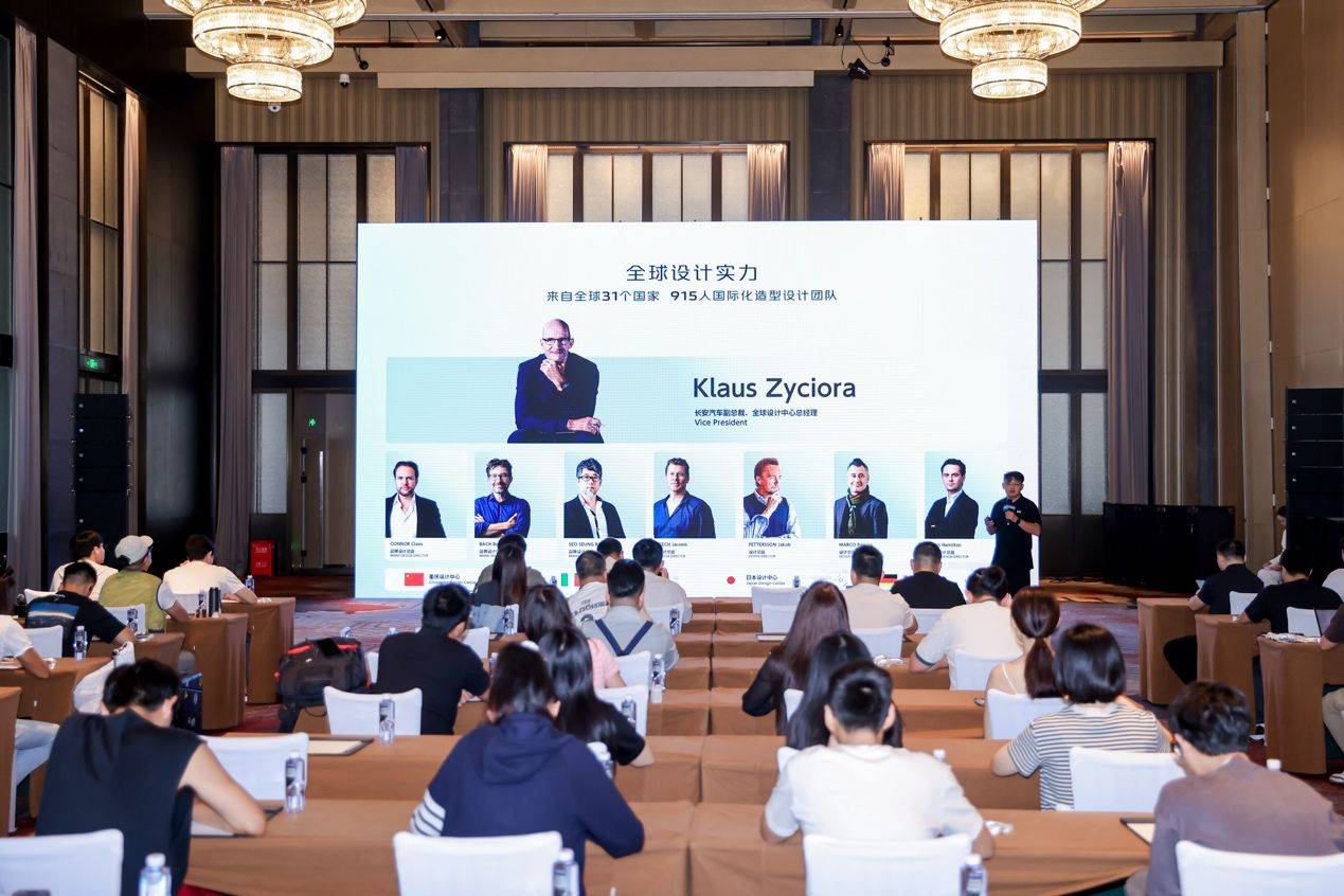 無(wú)框車門+掀背尾翼:A06試駕,轎跑美學(xué)如何‘卷’出新高度?