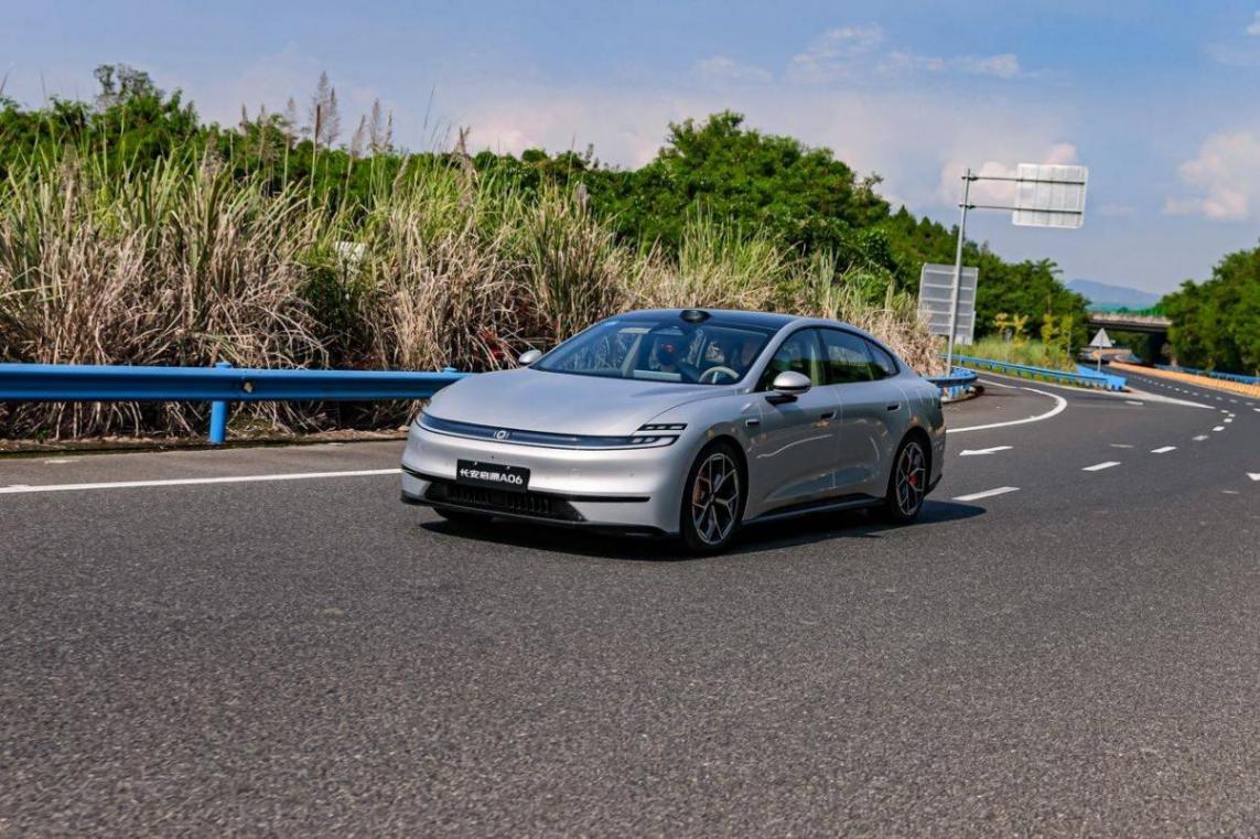 無(wú)框車門+掀背尾翼:A06試駕,轎跑美學(xué)如何‘卷’出新高度?