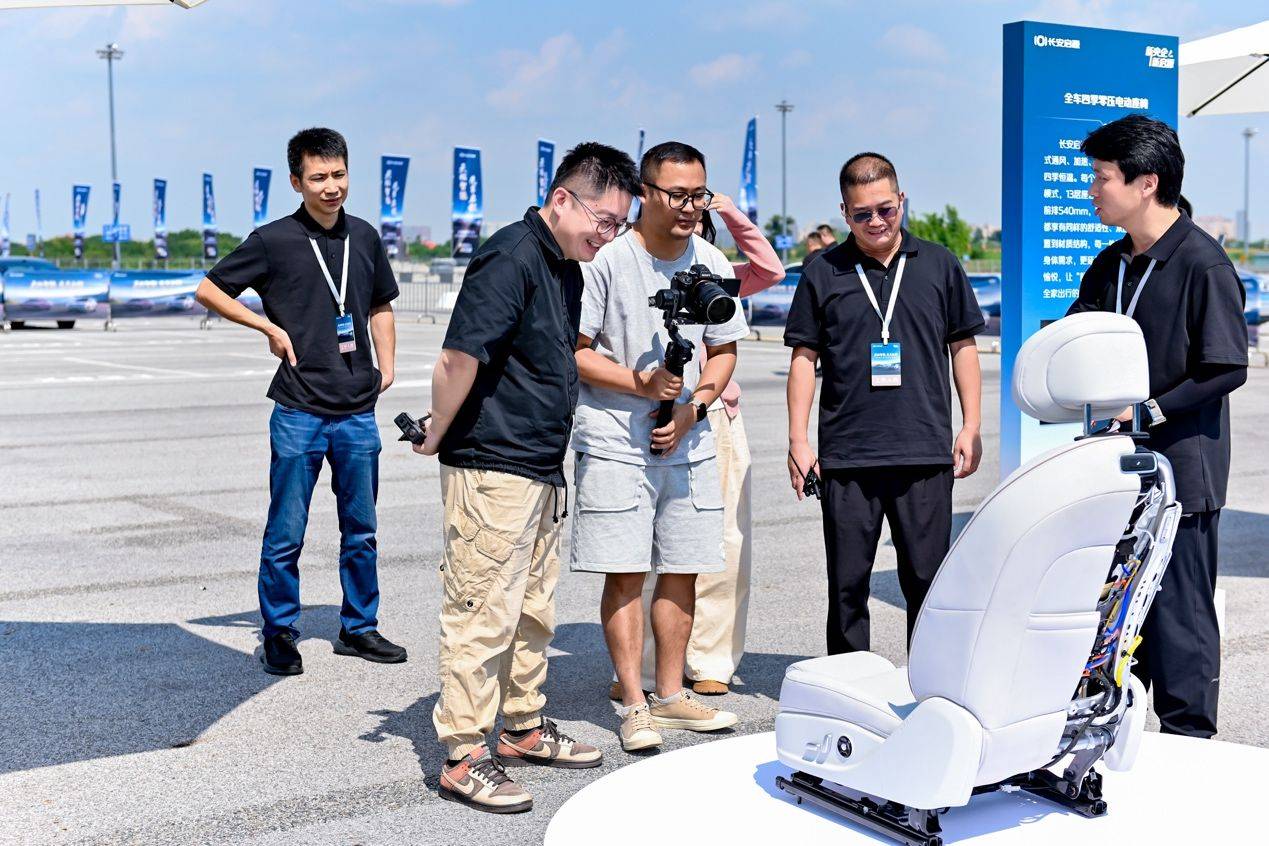 無(wú)框車門+掀背尾翼:A06試駕,轎跑美學(xué)如何‘卷’出新高度?