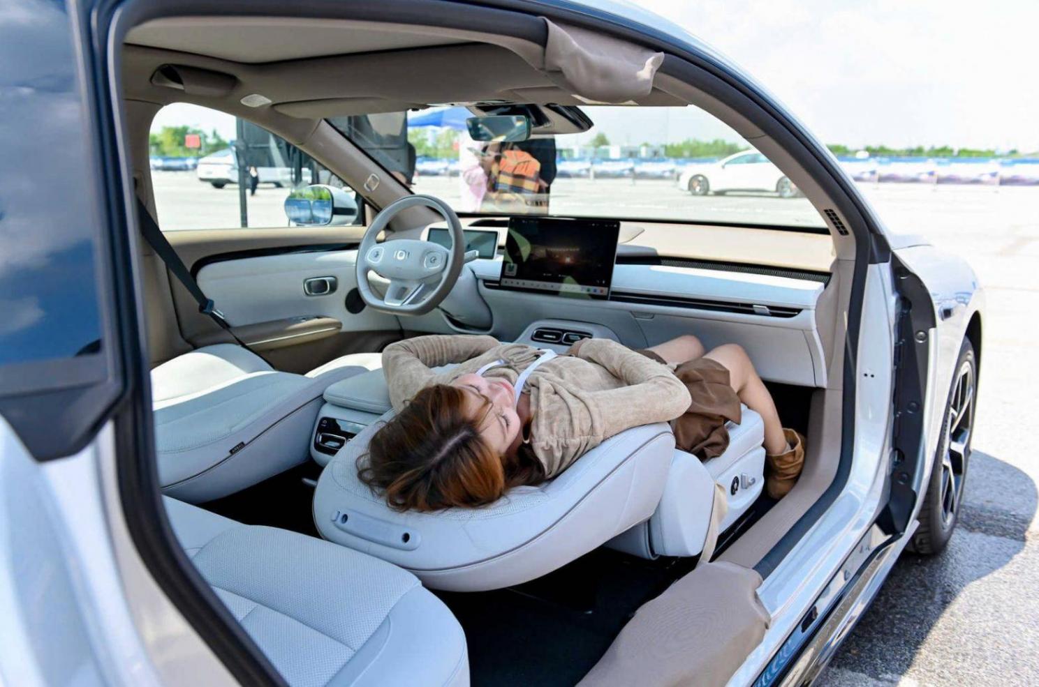 無(wú)框車門+掀背尾翼:A06試駕,轎跑美學(xué)如何‘卷’出新高度?