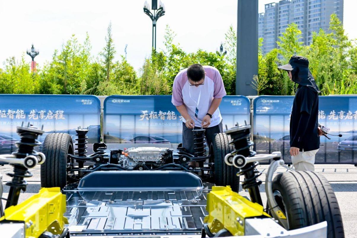 無(wú)框車門+掀背尾翼:A06試駕,轎跑美學(xué)如何‘卷’出新高度?