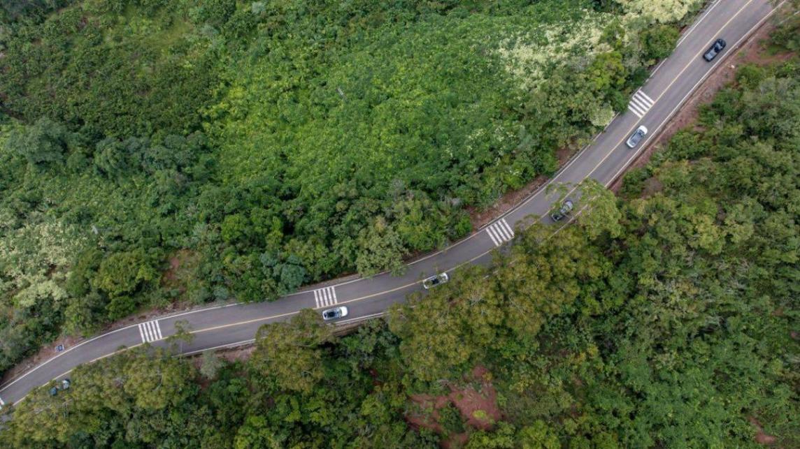 無(wú)框車門+掀背尾翼:A06試駕,轎跑美學(xué)如何‘卷’出新高度?