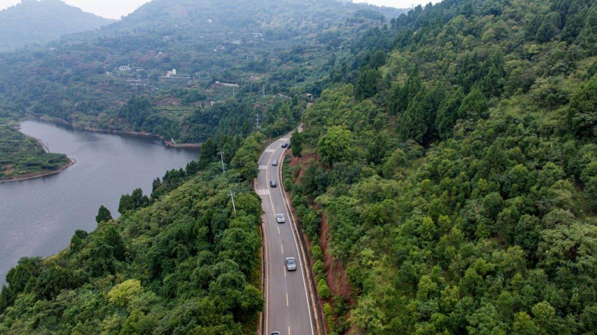 無(wú)框車門+掀背尾翼:A06試駕,轎跑美學(xué)如何‘卷’出新高度?