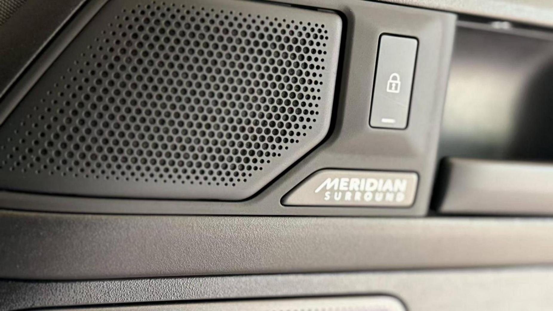 擁有路虎衛士OCTA的人,大概率也擁有值得羨慕的人生