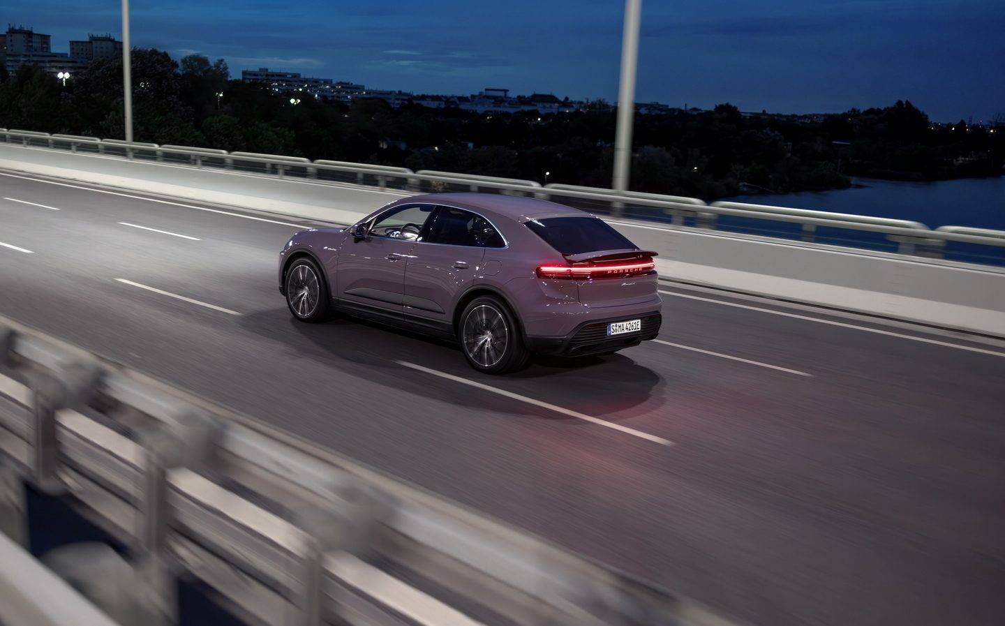 售價(jià)59.8萬(wàn)起/選配價(jià)格有調(diào)整 2026款保時(shí)捷純電Macan上市