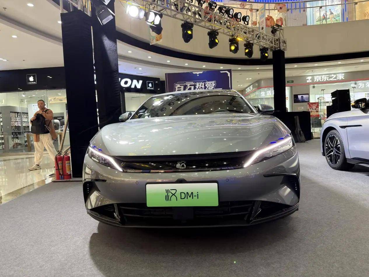 比亞迪漢智駕版廣州重磅發(fā)布:技術(shù)躍遷+權(quán)益風(fēng)暴 中高端轎車價(jià)值新范式