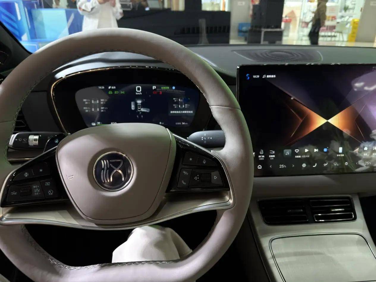 比亞迪漢智駕版廣州重磅發(fā)布:技術(shù)躍遷+權(quán)益風(fēng)暴 中高端轎車價(jià)值新范式