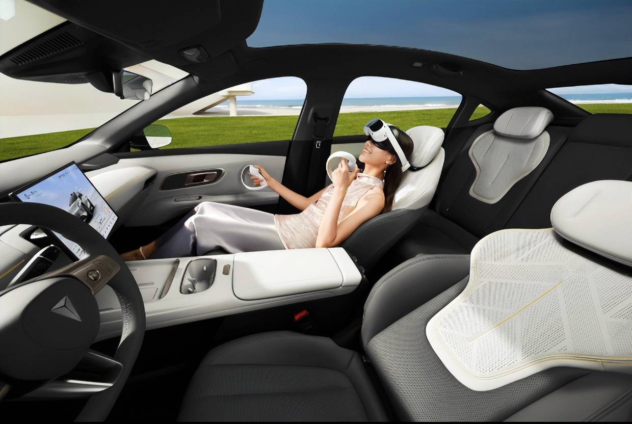 “長續(xù)航、磁流變、激光智能轎跑”深藍(lán)L06開啟預(yù)售,13.99萬元起