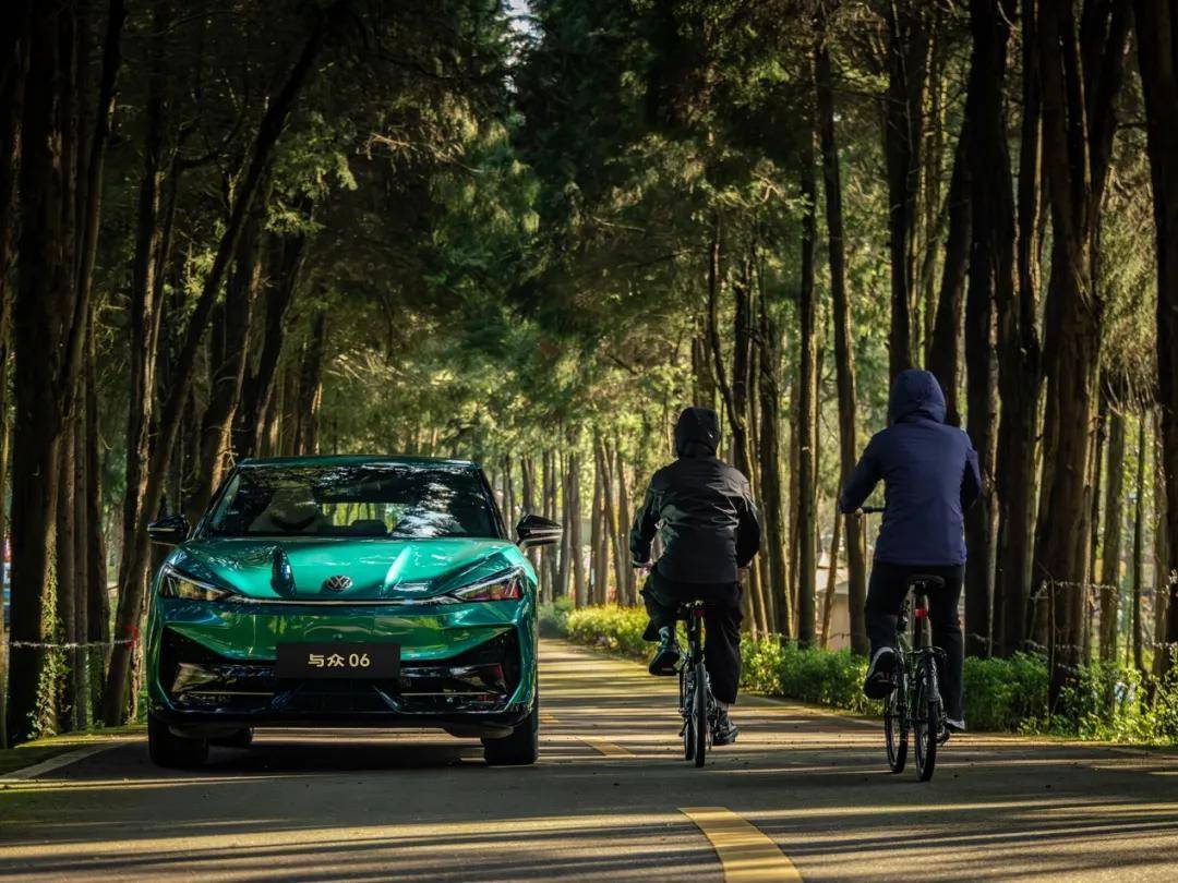 色彩與操控的雙重奏:深度體驗與眾06的“金標”內涵