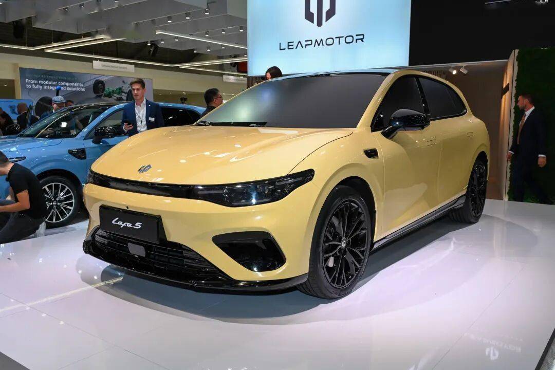 零跑汽車旗下全新車型——零跑Lafa5正式預售。新車共推出5款車型,預售價格為10.58-13.18萬元