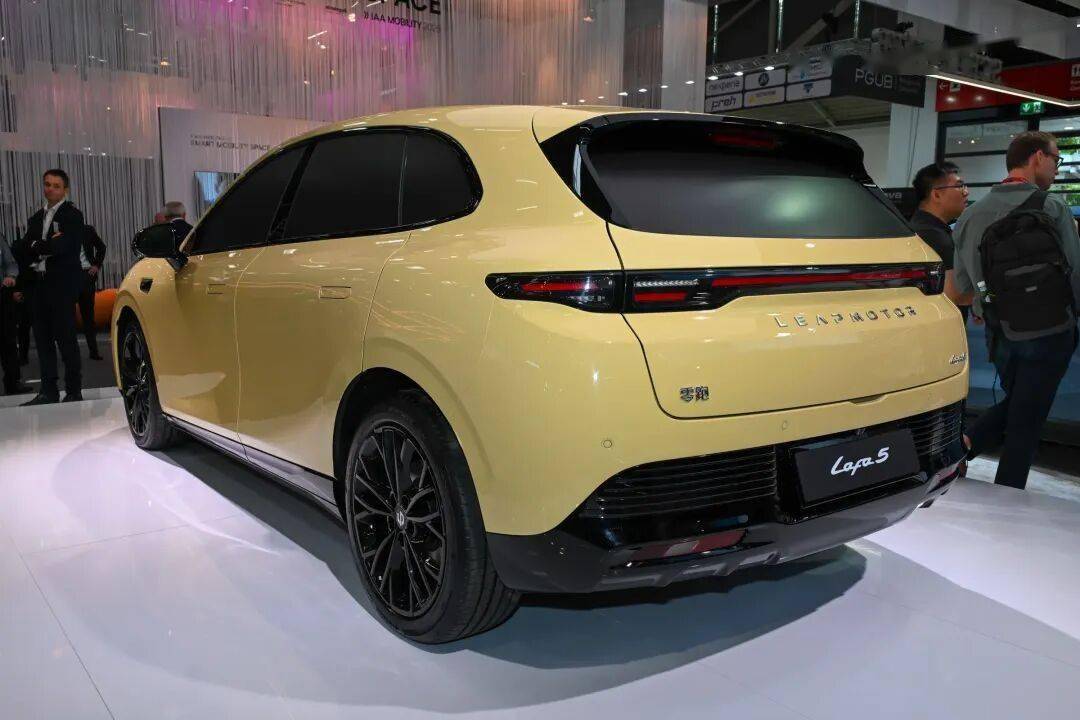 零跑汽車旗下全新車型——零跑Lafa5正式預售。新車共推出5款車型,預售價格為10.58-13.18萬元