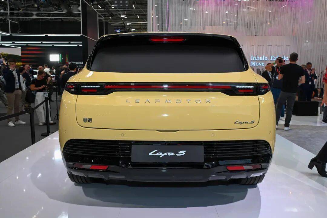 零跑汽車旗下全新車型——零跑Lafa5正式預售。新車共推出5款車型,預售價格為10.58-13.18萬元