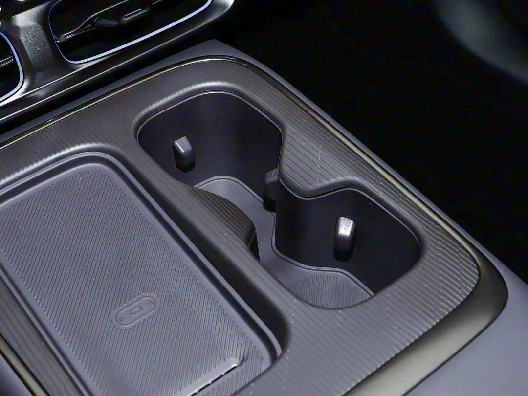 零跑汽車旗下全新車型——零跑Lafa5正式預售。新車共推出5款車型,預售價格為10.58-13.18萬元