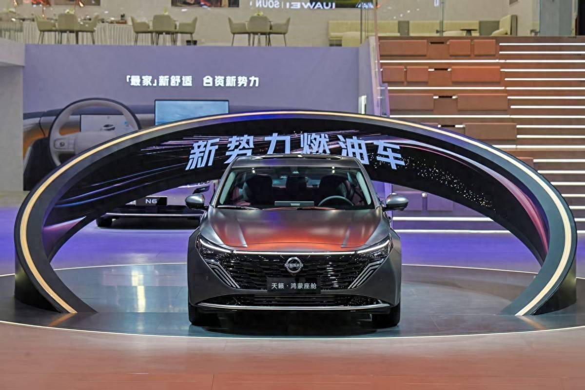 打破智能壁壘!天籟?鴻蒙座艙上市,燃油車的 \"智能平權(quán)\" 時(shí)代來了