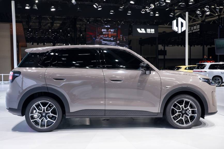 零跑A10首次亮相,懸念拉滿,十萬內到底能做到什么水平?