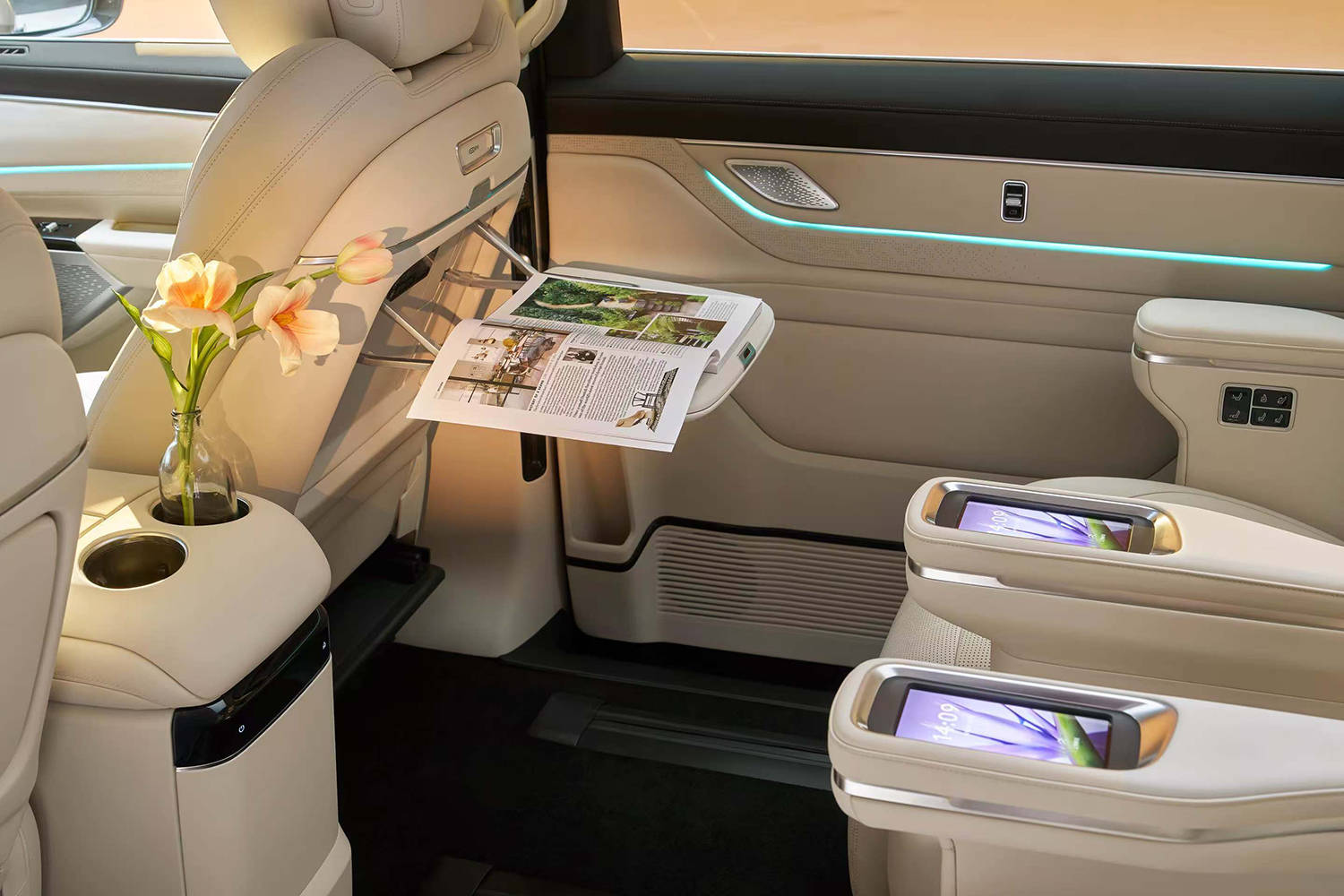 定位豪華旗艦MPV 吉利銀河V900官圖發布